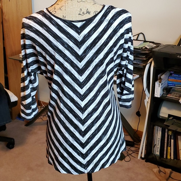 Apt.9 size Medium 3/4 sleeved chevron top - Picture 5 of 8
